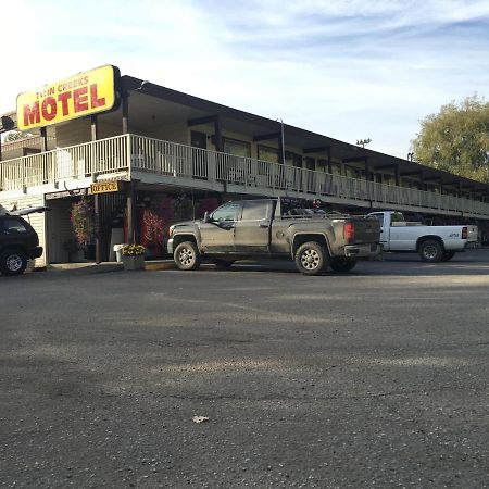 Twin Creeks Motel Lumby Exteriér fotografie