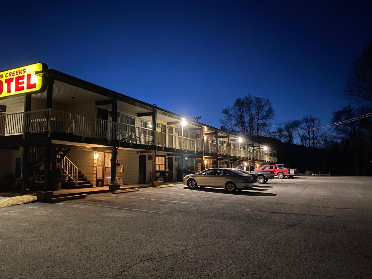 Twin Creeks Motel Lumby Exteriér fotografie